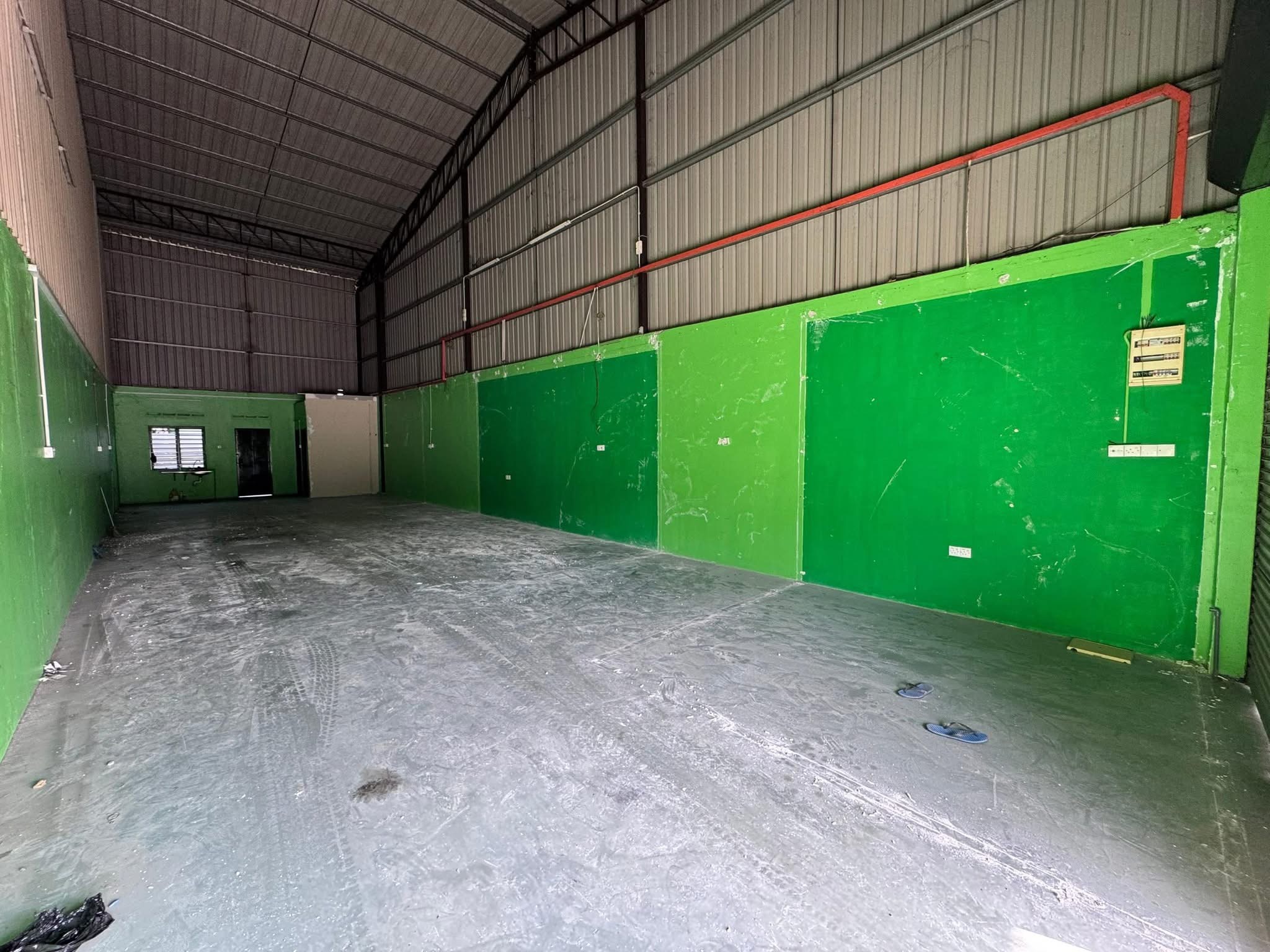 Roadside Warehouse @ Jalan Reko Sungai Tangkas